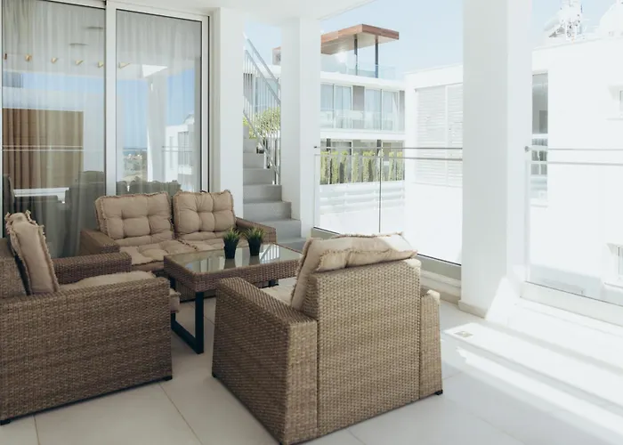 别墅 Brand New 2-floor With Private Swimming Pool *